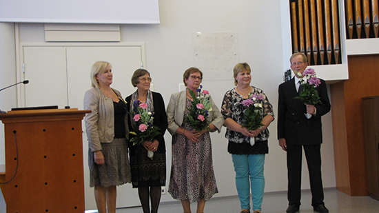 Sukuseuran toiminnassa ansioituneita: Sirpa Junttila, Kaarina Koivula, Leena Korhonen, Riitta Sipil� ja Lauri Korhonen.
